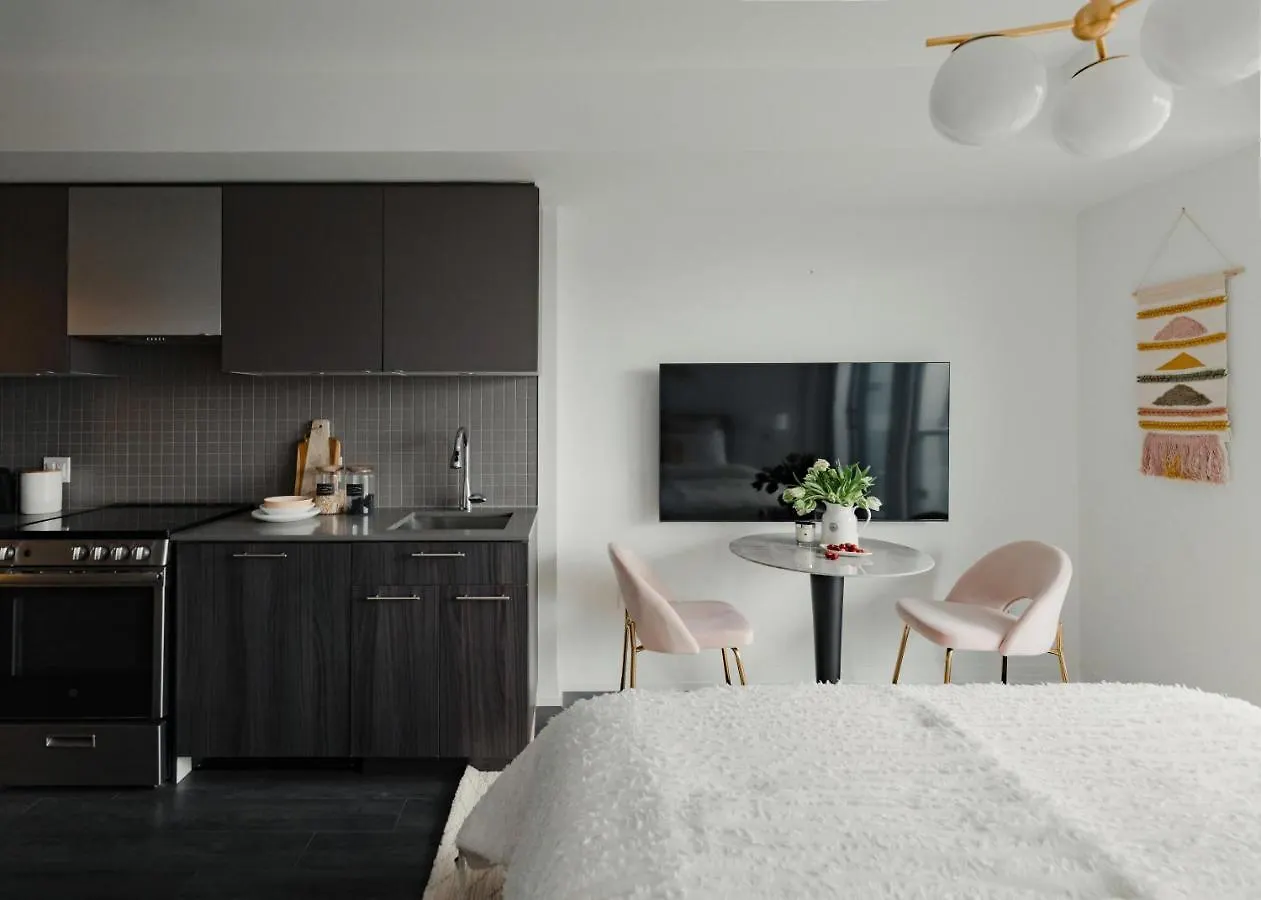 A Cozy Suite In Heart Of Downtown Toronto Canada